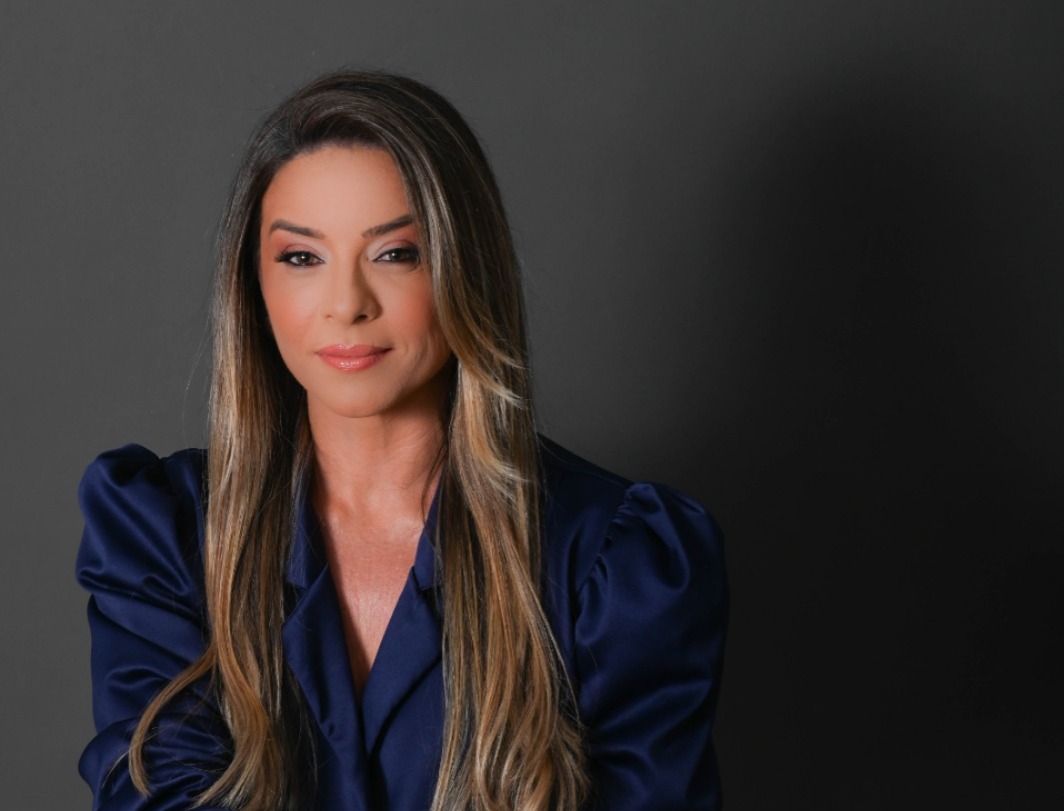 Paula Trindade em ambiente jornalístico